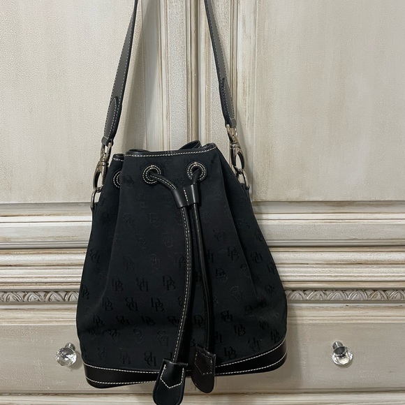 Dooney & Bourke Handbags - Dooney & Bourke bucket tote
